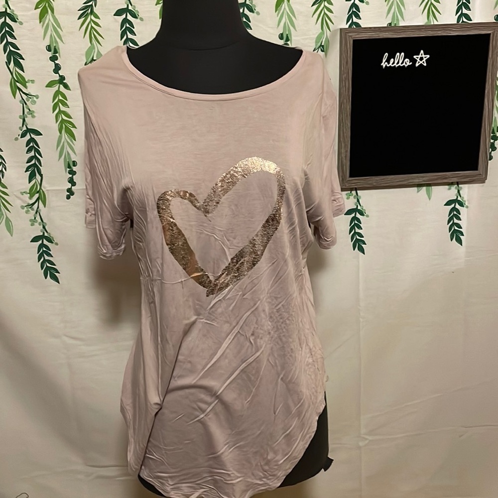 Size Large Old Navy “Heart” Shirt D3